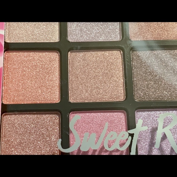 NWT π Host Pickπ Beauty treat 25 metallic shade palette - Picture 4 of 4